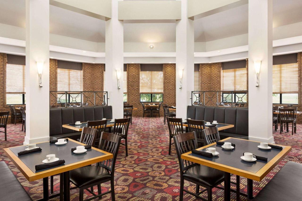 Royal Hotel Edmonton Airport Trademark Collection By Wyndham Leduc Exterior photo